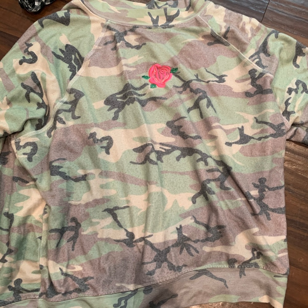 WILDFOX ROSETTE CAMO TOP